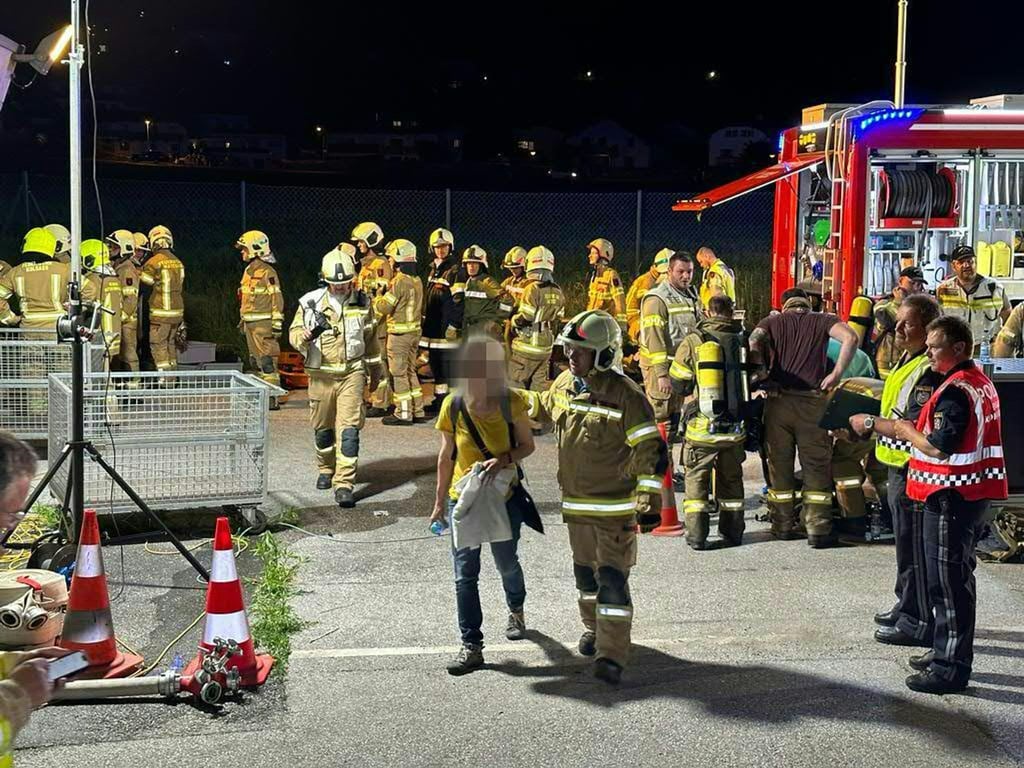 Rettungskräfte sind nach dem Brand im Einsatz. 151 Passagiere wurden aus dem Tunnel evakuiert.