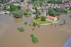 Die Aufnahme aus einem Flugzeug zeigt eindrucksvoll die Ausmaße des Hochwasser 2013 in  Walternienburg, wo die mittelalterliche Wasserburg ihrem Namen gerecht wurde.