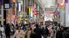 Menschen in einer Einkaufspassage: Die japanische Wirtschaft wird derzeit durch robusten privaten Konsum gestützt.