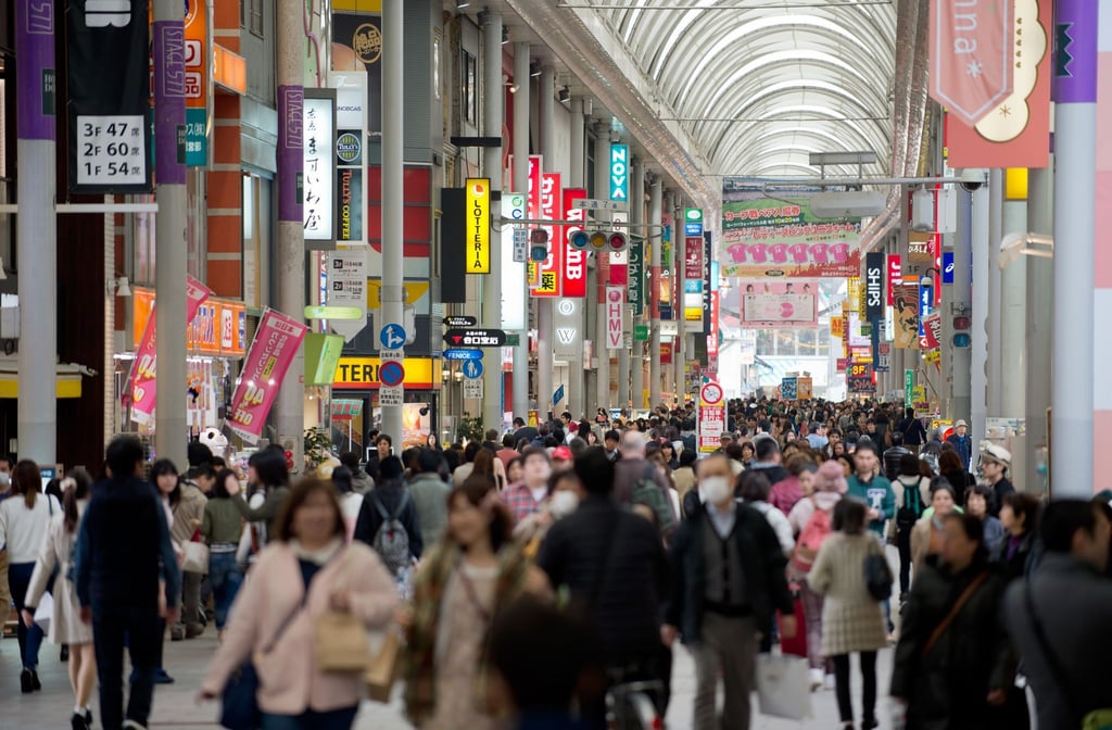 Menschen in einer Einkaufspassage: Die japanische Wirtschaft wird derzeit durch robusten privaten Konsum gestützt.