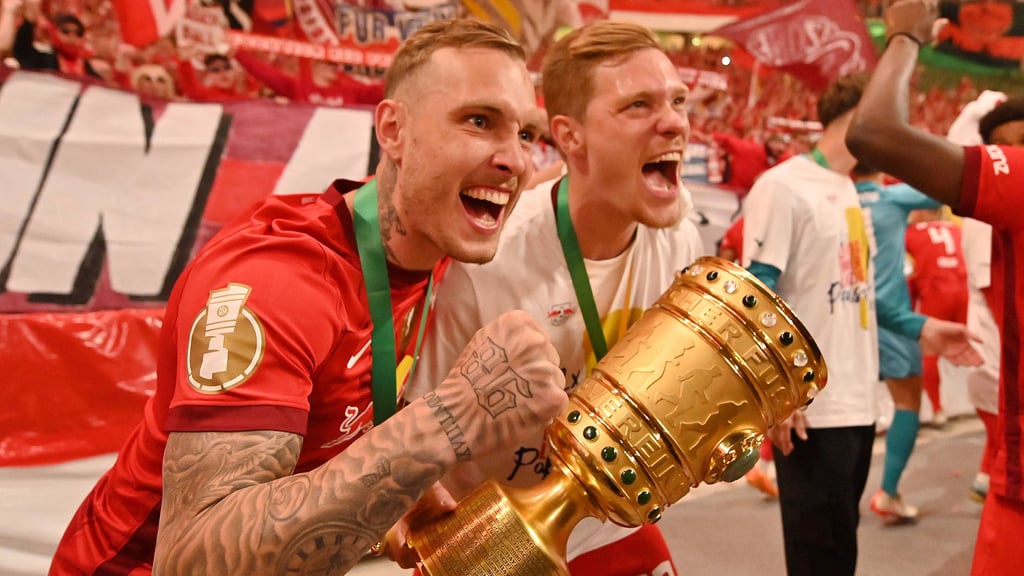 David Raum (l.) feiert mit Marcel Halstenberg, der an seiner Stelle im Pokalfinale startete, den Titelgewinn.