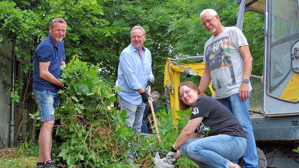 Jens Brausch (v.l.), Matthias Lau und Karla Kleistner von coca-Cola helfen Tierheimleiter Otfried Müller beim herrichten der Hundewiese.