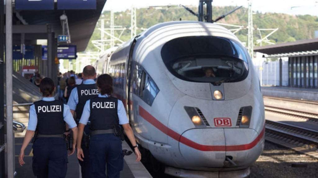 In einem ICE sind zwei Diebe am Hauptbahnhof Magdeburg enttarnt worden. Symbolbild: