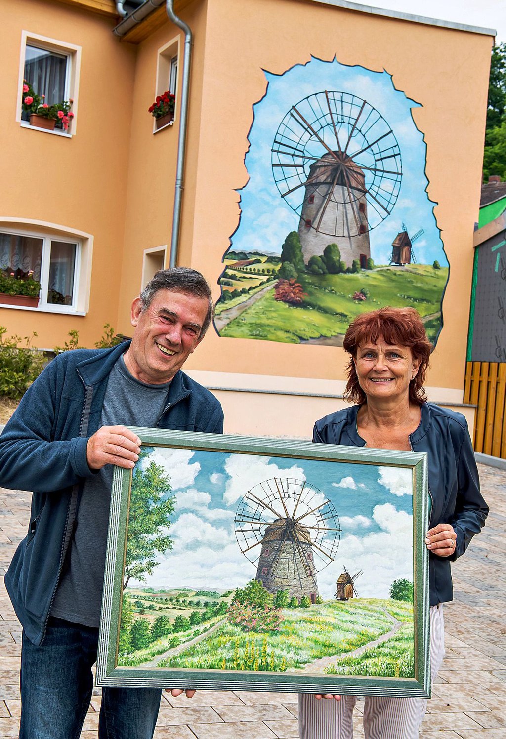 Mühlen im Doppelpack: Nach der Vorlage eines Öbildes von Eduard Behnke ließ Volkmar Wulke jetzt den Sachsenberg auf die Fassade seines Hauses in der Eckartsbergaer Gartenstraße malen. Bürgermeisterin Marlis Vogel und der Gemeinderat hatten bereits 2021 das vor dem Haus stehende marode Gebäude abreißen lassen.
