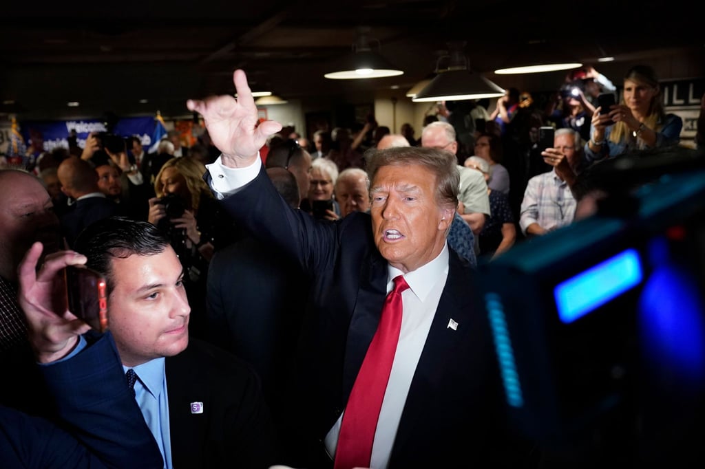 Ex-Präsident Donald Trump begrüßt vor einer Rede im US-Bundesstaat Iowa seine Anhänger.