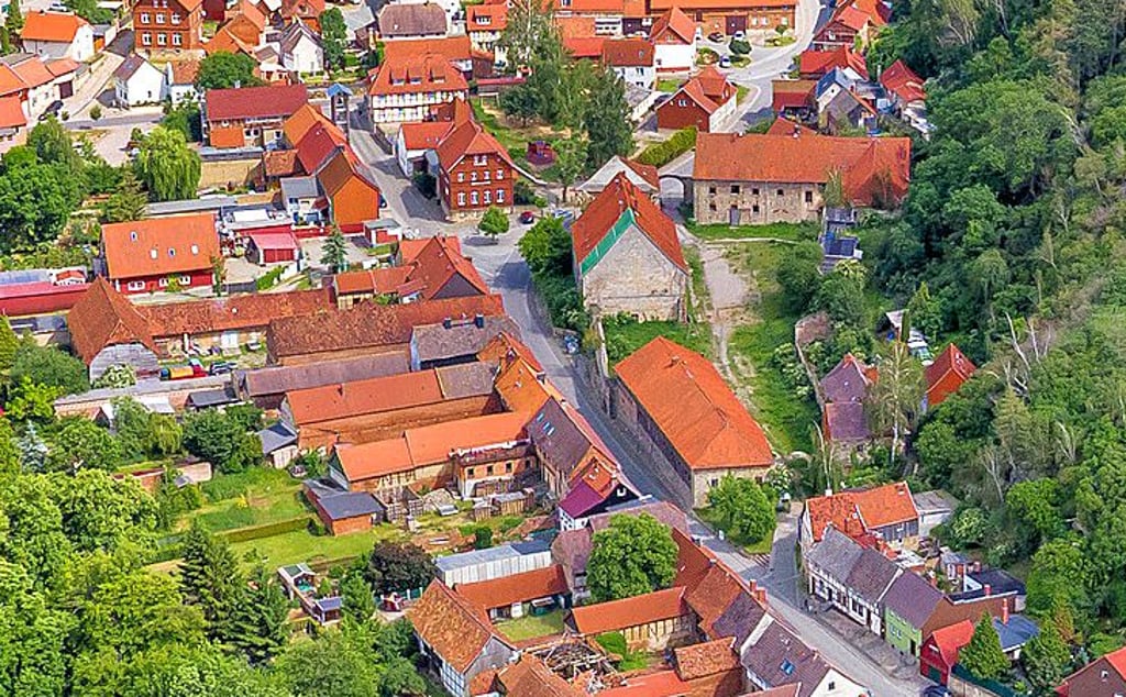 In Langenstein würde mit dem Amtshof (rechts im Bild) ein wichtiges und ortsbildprägendes Ensemble für immer verloren gehen.