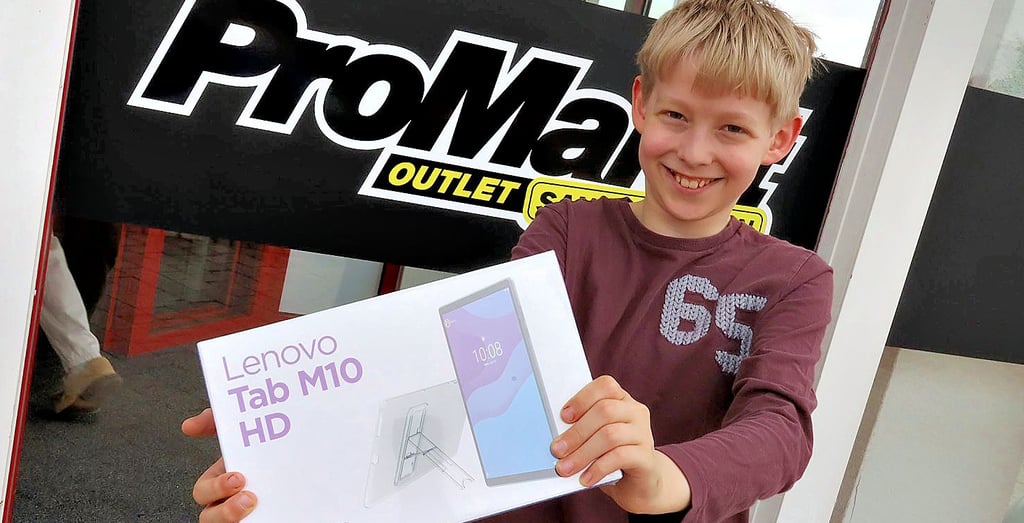 Patrick hat ein neues Tablet für die Schule bekommen.