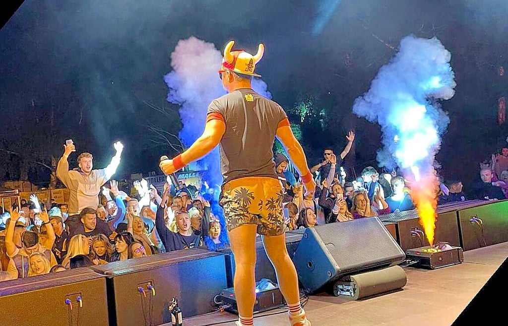 Mit einer Eröffnungsparty mit dem Entertainer und Partyschlagersänger Lorenz Büffel aus Österreich startete das Seebad am Schachtsee in die neue Saison.