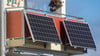 Die Bundesnetzagentur warnt vor mangelhaften Wechselrichtern für Balkon-Solaranlagen.