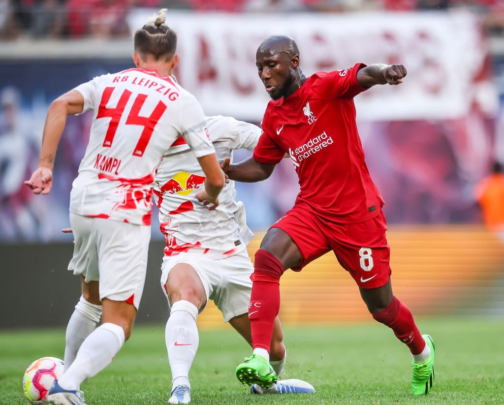 Liverpools Spieler Naby Keita am Ball.
