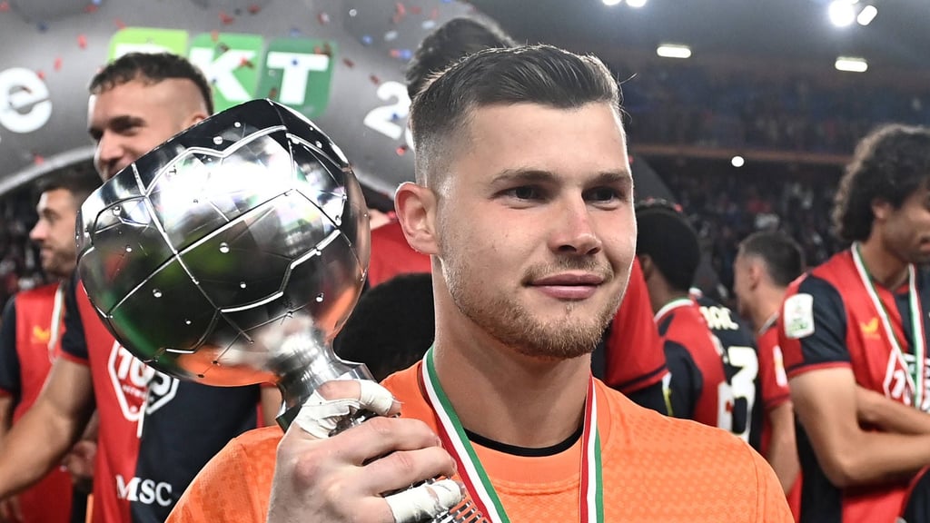 Torwart Josep Martinez feiert die Zweitliga-Meisterschaft mit Genua.