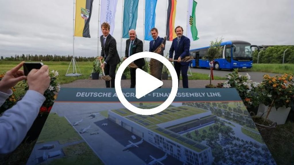 Flughafen-Chef Götz Ahmelmann (l-r), Deutsche-Aircraft-Geschäftsführer Dave Jackson, Sachsens Ministerpräsident Michael Kretschmer (CDU) und Daniel Riedel, Referatsleiter Luftfahrt aus dem Bundeswirtschaftsministerium nehmen am Dienstag gemeinsam den Spatenstich für das neue Flugzeugwerk vor.