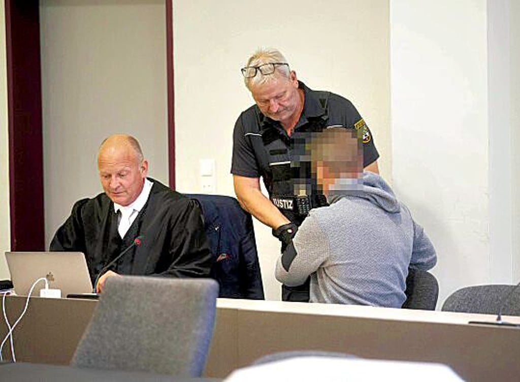 Der Angeklagte vor dem Landgericht in Dessau.