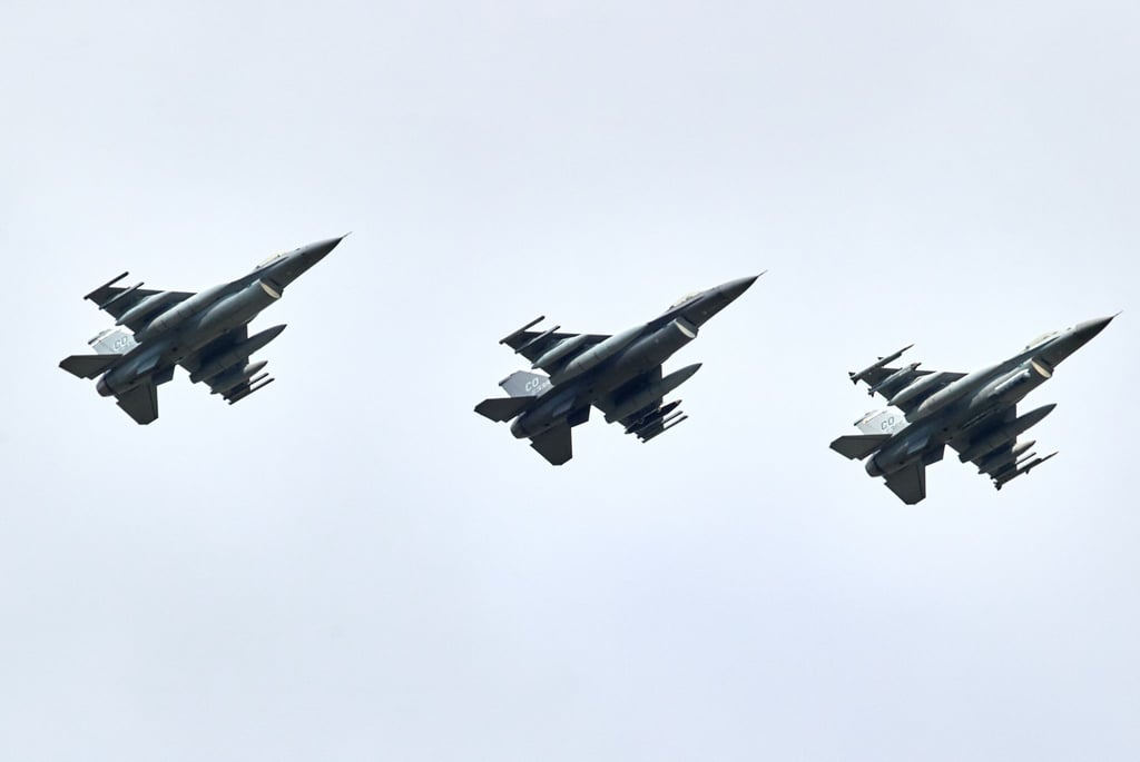 Drei Kampfjets fliegen in Formation kurz vor ihrer Landung auf dem Fliegerhorst in Jagel.