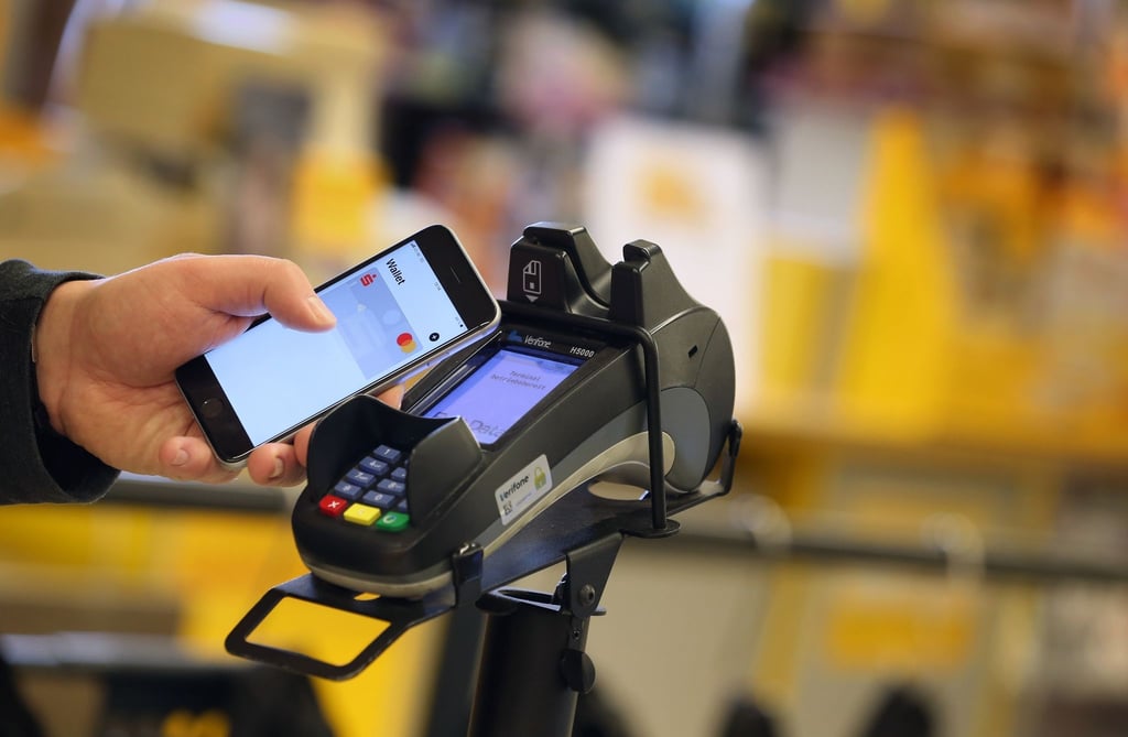 Bezahlen im Vorbeigehen: Das Smartphone macht Geldgeschäfte mithilfe bestimmter Apps schnell und einfach. Bei einem Gerätewechsel sollten diese Apps allerdings deinstalliert werden.