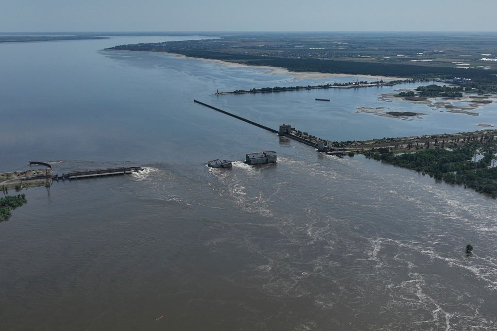 Wasser fließt über den zerstörten Staudamm. In der Nacht zum Dienstag war der Kachowka-Staudamm des Flusses Dnipro schwer beschädigt worden.