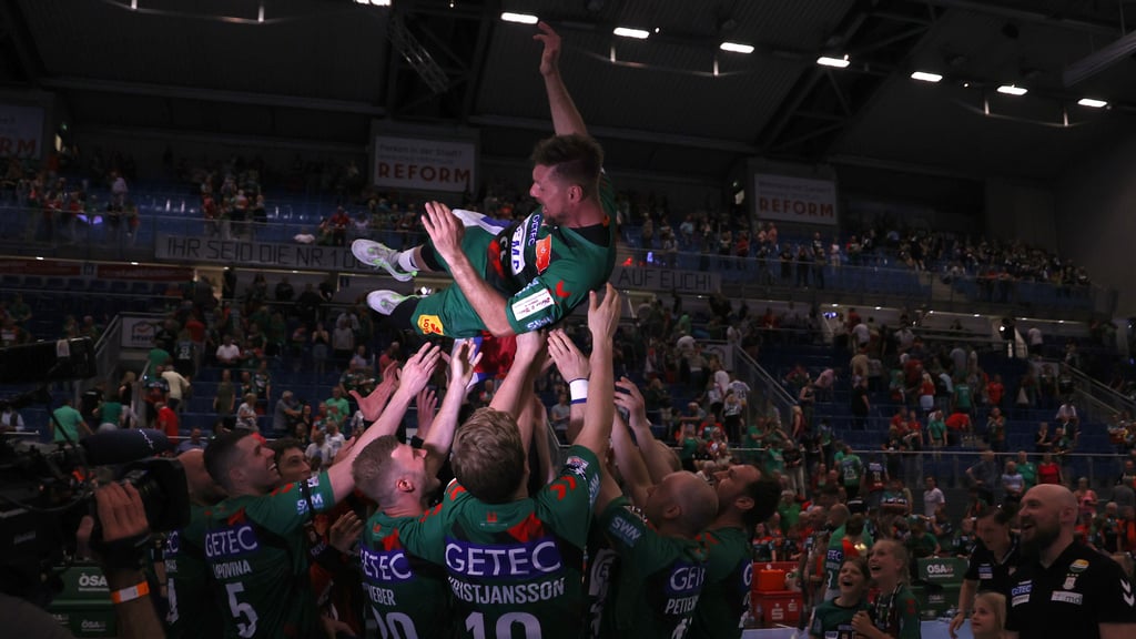 Die Mitspieler ließen Marko Bezjak nach seinem letzten Heimspiel für den SC Magdeburg hochleben.