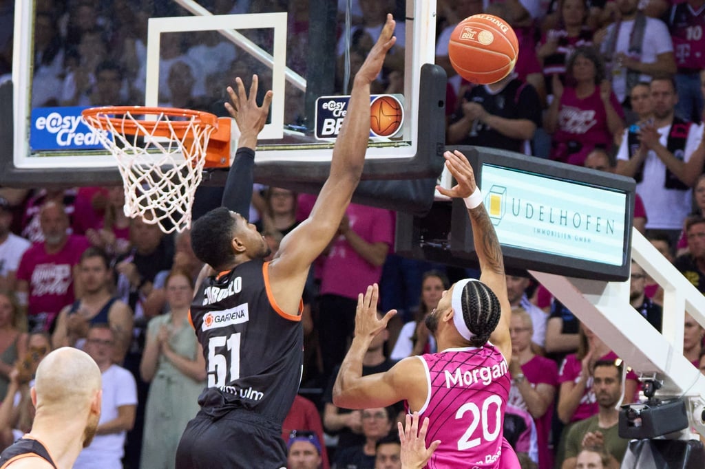 Ulms Bruno Caboclo verteidigt gegen den Bonner Jeremy Morgan.