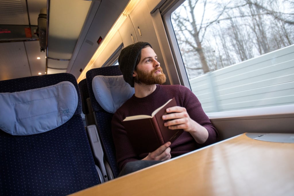 In Ruhe lesen statt sich die Beine in den Bauch stehen: Gerade bei voll ausgelasteten Zügen ist eine Sitzplatzreservierung viel wert - allerdings kostet sie meistens extra.