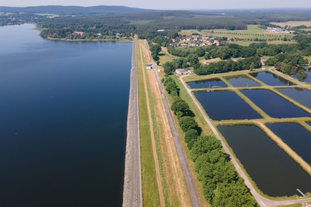Die Angelteiche der Kreba Fisch GmbH (r) hinter der Talsperre Quitzdorf.