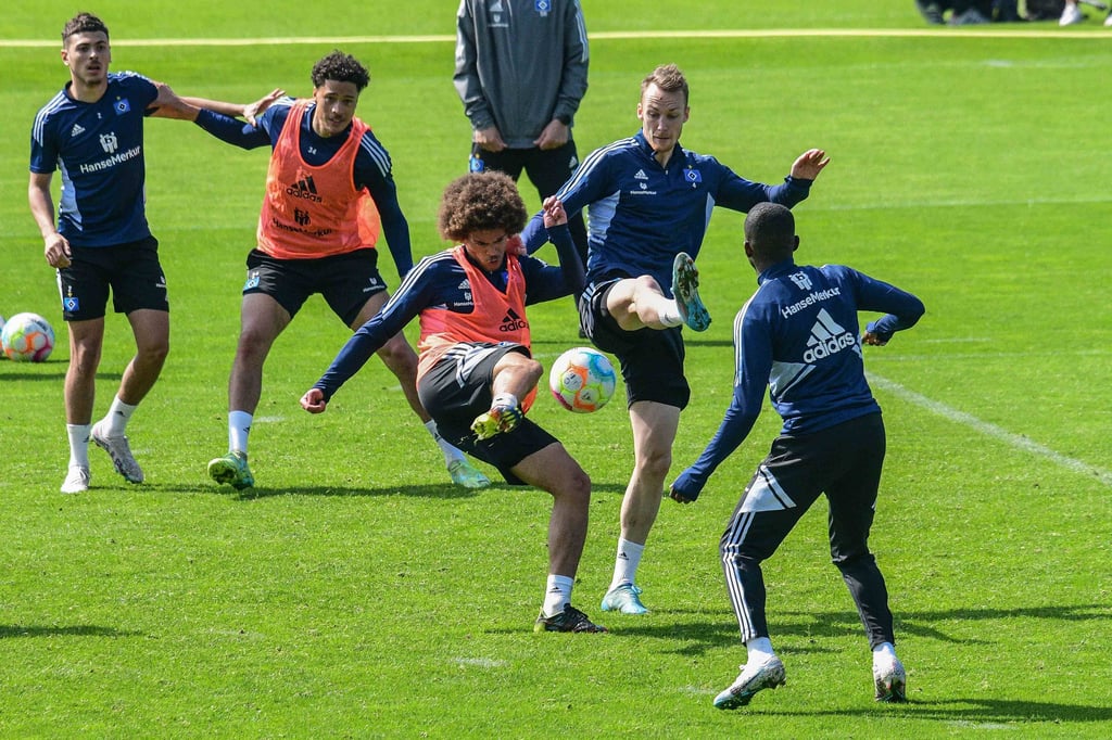 Trainiert auch schon mit der Zweitliga-Mannschaft des HSV: Jonah Fabisch (M.).