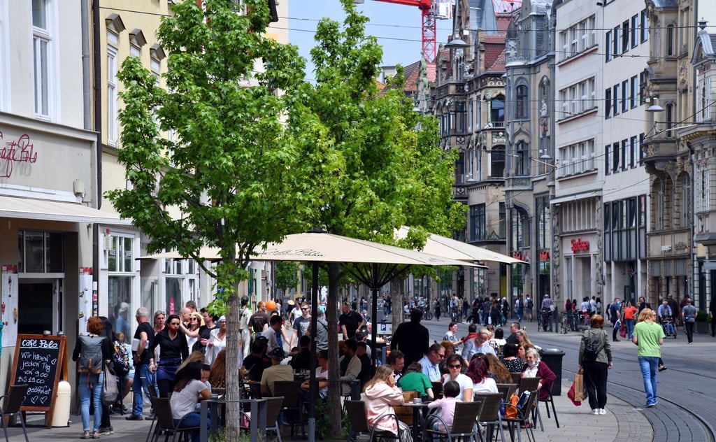 Die Einkaufsmeile Anger in Erfurt ist mit Menschen gefüllt.