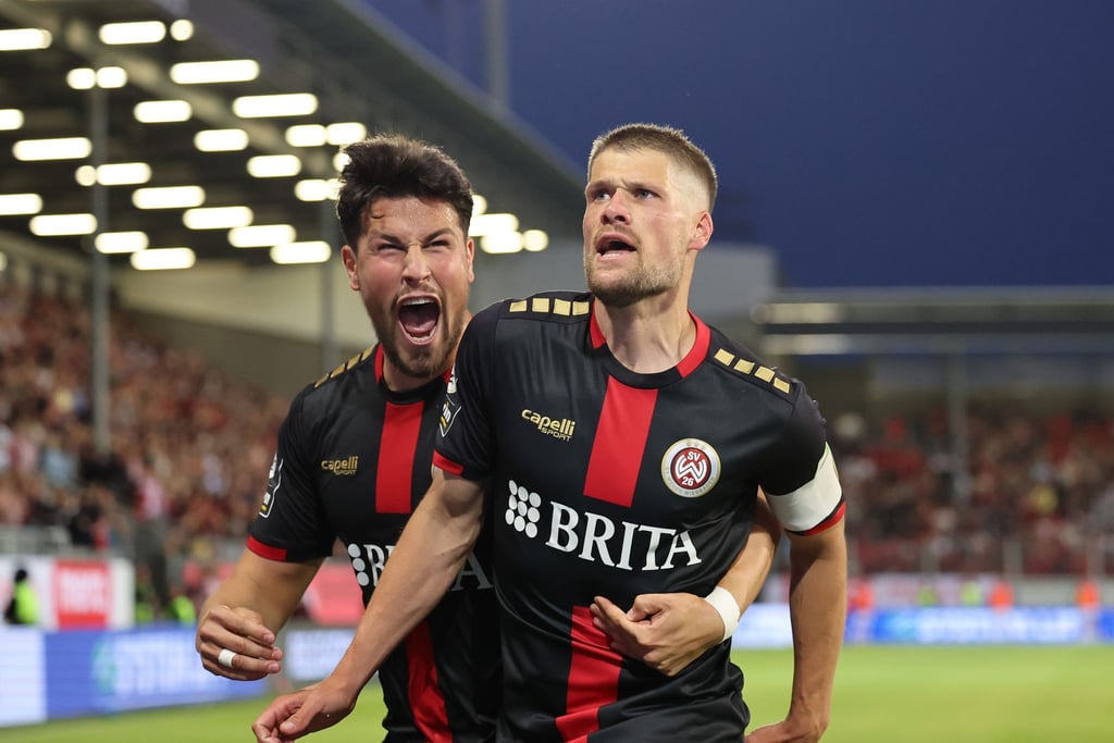 Johannes Wurtz (r) sorgte mit seinem Tor zum 2:0 für die Vorendscheidung beim Sieg von Wehen-Wiesbaden.