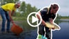 Der Karpfen kann sich freuen. Er ist Marius Hennicke bei der Bestandsaufnahme im Salbker See I ins Netz gegangen und wird in den Salbker See II umgesetzt. Edgar Appenrodt setzt weitere Fische ein.