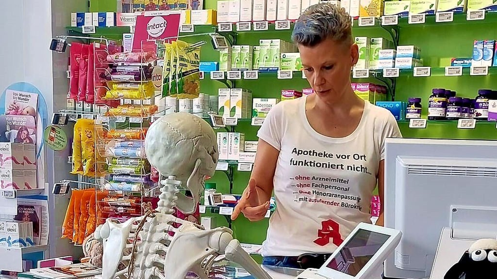 Susanne Bormann, Inhaberin der Apotheke im Blankenburger Nordharzcenter, bereitet sich auf den Protesttag am 14. Juni vor.