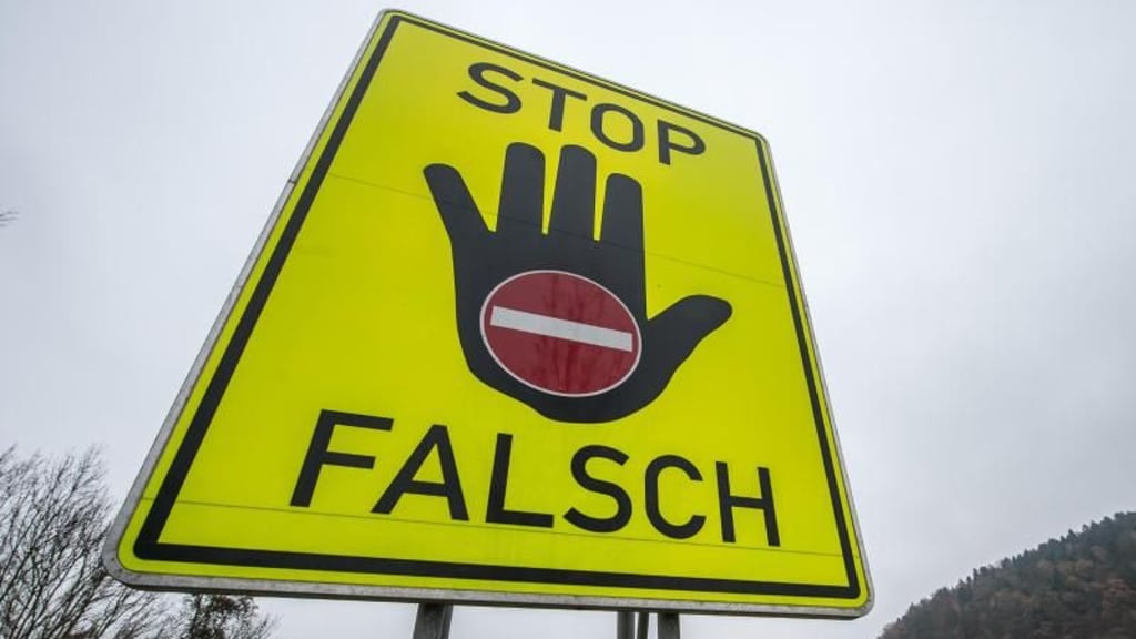 An einigen Straßen in Deutschland werden Falschfahrer mit solchen Schildern gewarnt.