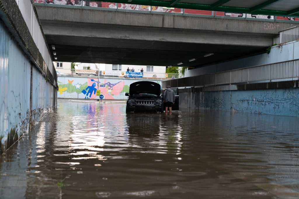 Ein Auto steht in einer überschwemmten Unterführung in Darmstadt. Heftige Gewitter mit Starkregen haben vor allem in Südhessen Schäden angerichtet.