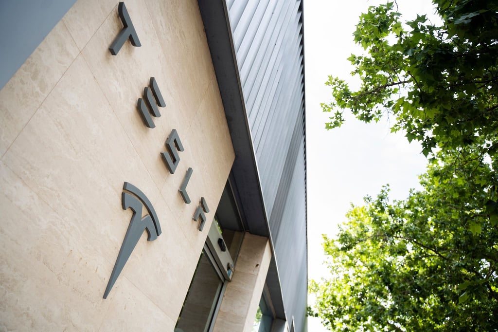 Logo des Autobauers Tesla an der Fassade einer Filiale des Unternehmens.