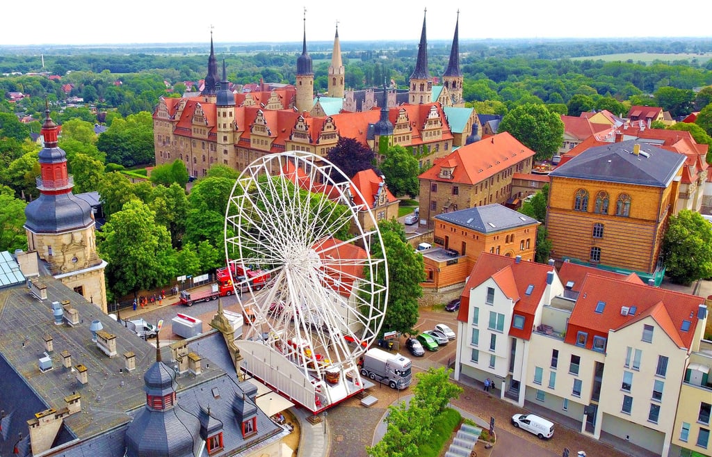 In Merseburg steht seit Mittwoch bereits das Riesenrad für das Schlossfest am kommenden Wochenende.