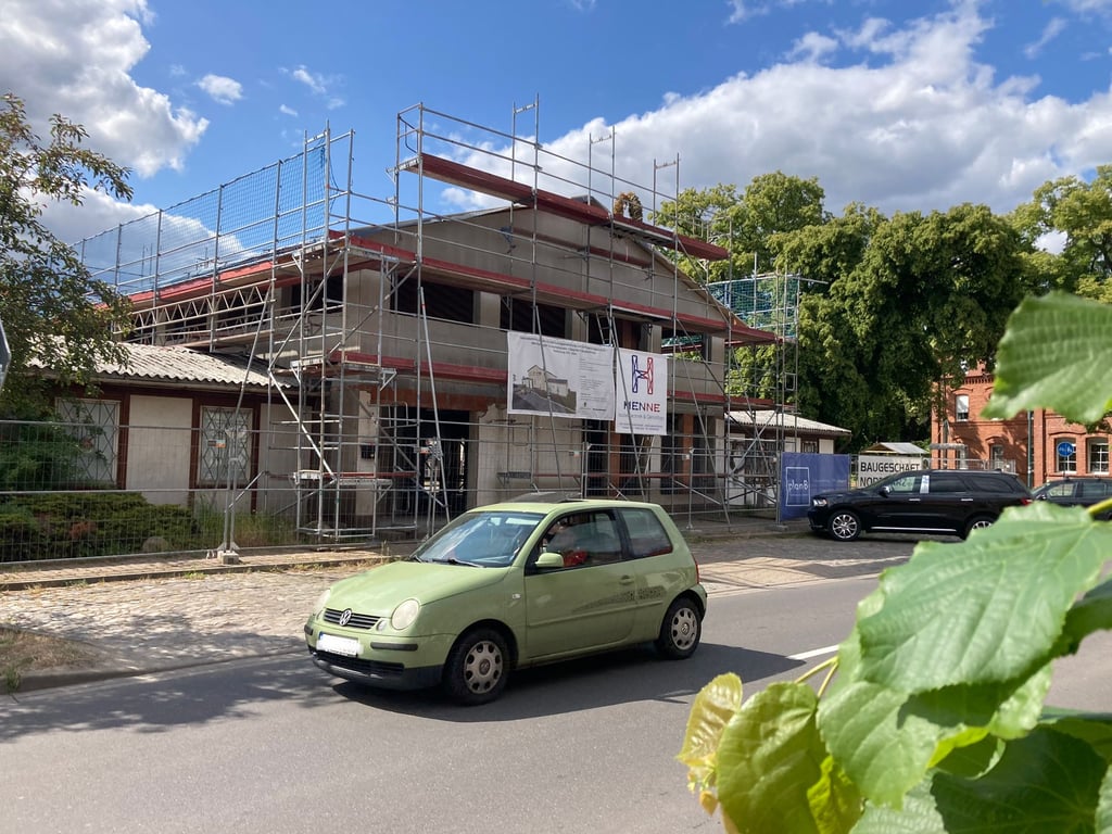 Blick auf den Konsum in Niegripp, der zu einer Begegnungsstätte umgebaut und um eine Etage erweitert wird.