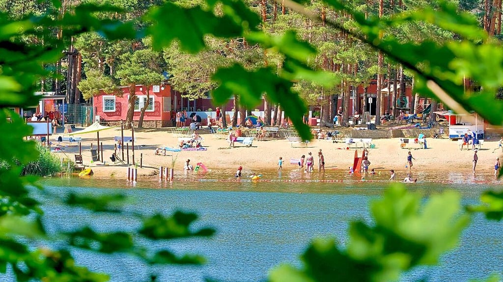 Besucher können die Sonne am Heidesee in Halle genießen.