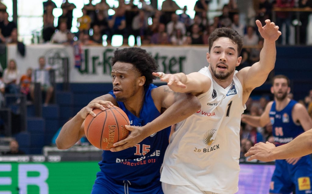 Stephon Jelks (l.) hat seinen Vertrag beim Syntainics MBC um ein Jahr verlängert.