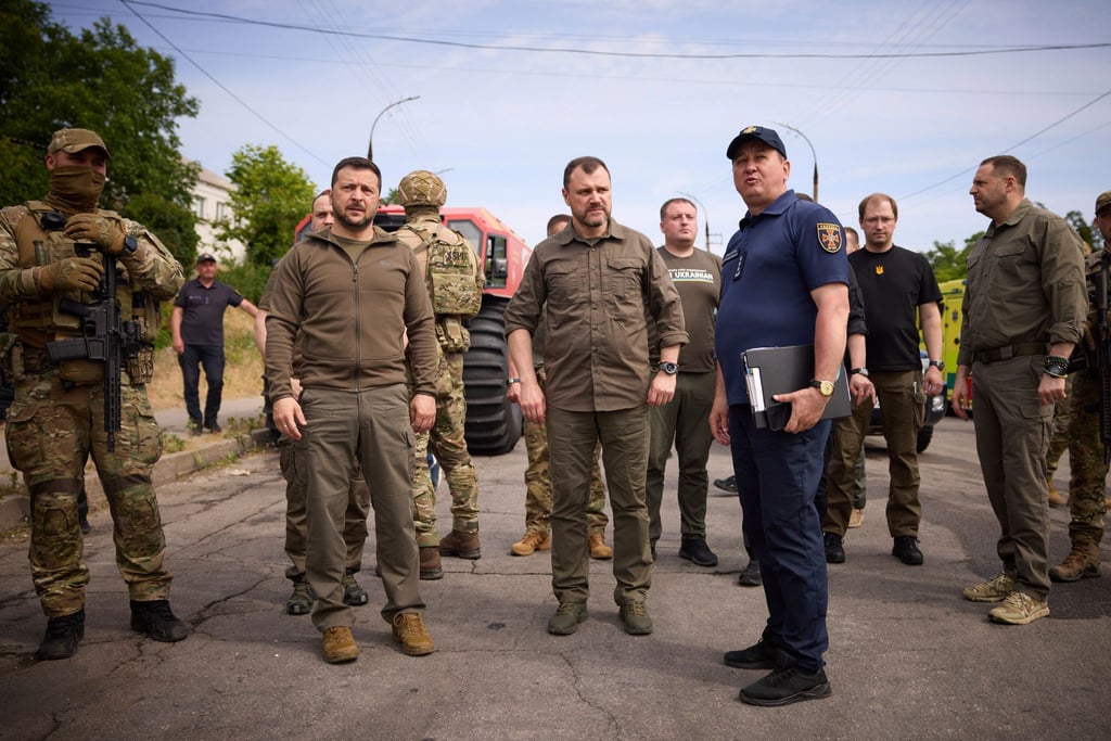 Wolodymyr Selenskyj mit Behördenvertretern in Cherson.