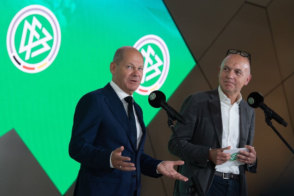 Bundeskanzler Olaf Scholz (l) und DFB-Präsident Bernd Neuendorf.