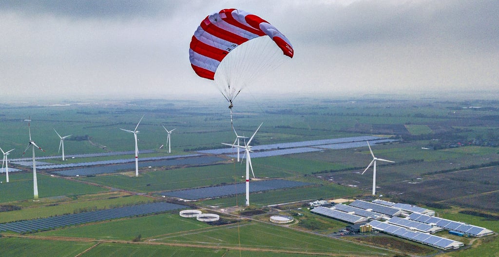 Der Schirm der Flugwindkraftanlage SkySails Power steht über den Äckern der norddeutschen Stadt Klixbüll in Schleswig-Holstein. Und bald in der Altmark?