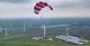 Der Schirm der Flugwindkraftanlage SkySails Power steht über den Äckern der norddeutschen Stadt Klixbüll in Schleswig-Holstein. Und bald in der Altmark?