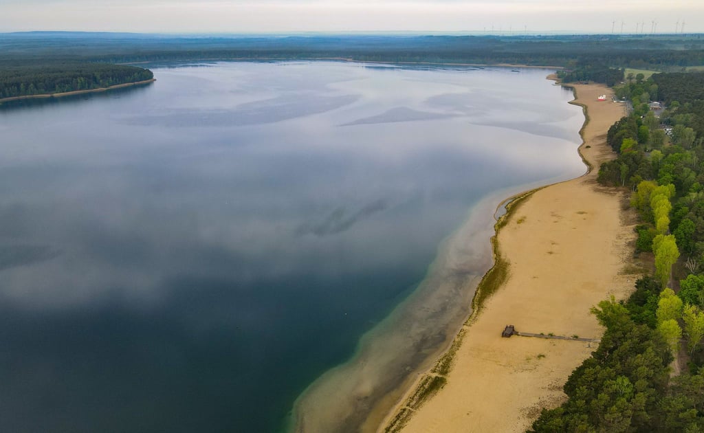Der Helenesee (Luftaufnahme mit einer Drohne). Teile des Helenesees bei Frankfurt (Oder) sind wegen Rutschungsgefahr für Besucher seit dem Mai 2021 nicht mehr zu betreten.