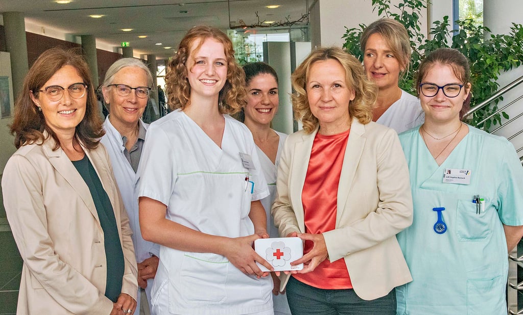 Auf ihrer Wahlkreistour war Steffi Lemke (3.v.r.) - in Funktion als grüne Bundestagsabgeordnete - im städtisches Klinikum. Im Mittelpunkt standen FSJler der Freiwilligen Dienste des DRK. Im Gespräch ging es auch um geplante Mittelkürzung für das Freiwillige Soziale Jahr auf Bundesebene.