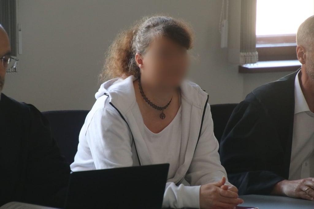 Blutzwilling Kathy S. auf der Anklagebank. Vorwurf: Zweifacher Mordversuch.