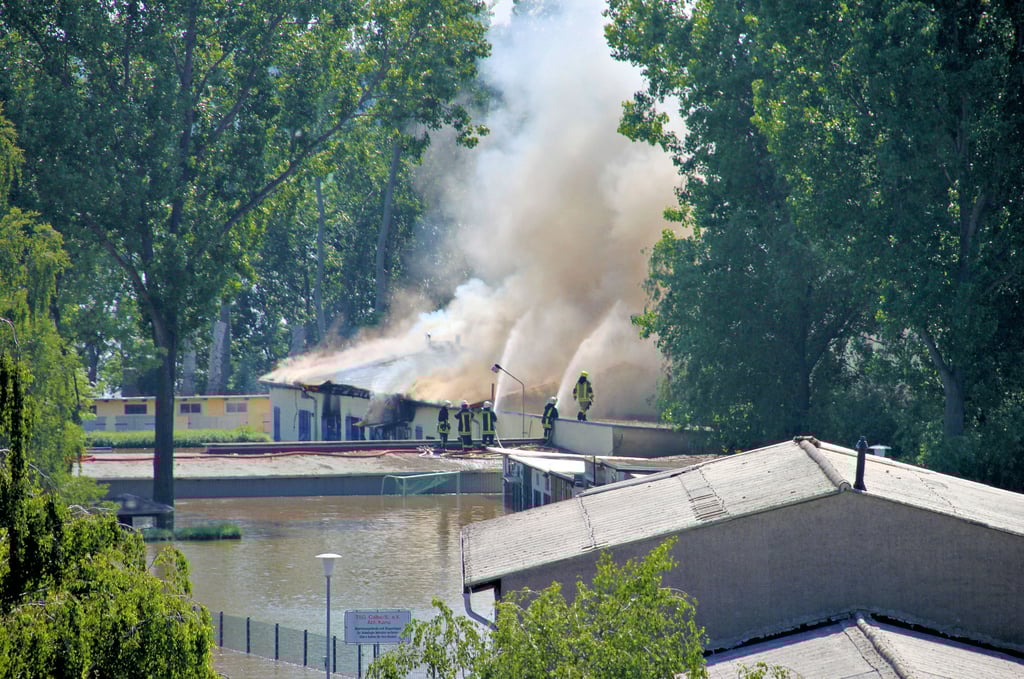 Während des Hochwassers gab es einen Brand in dem überfluteten Bootshaus. Die Feuerwehr hatte dabei Mühe, die Brandstelle zu erreichen und ein Übergreifen der Flammen zu verhindern. Das Hochwasser und das Feuer zerstörten das Bootshaus damals.
