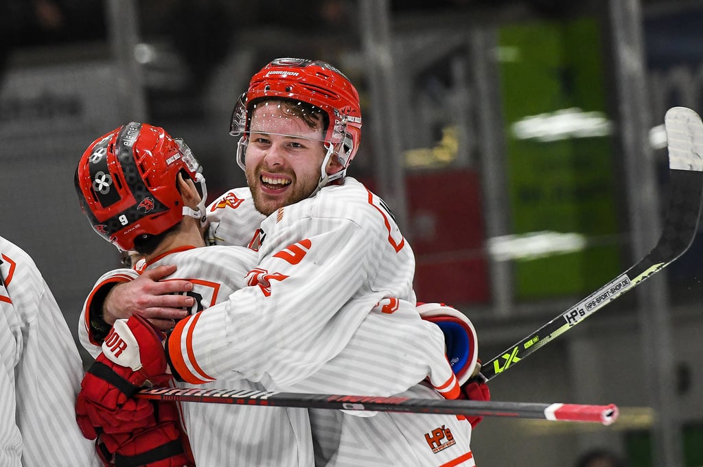Stürmer Thore Weyrauch (r.) geht in sein zweites Jahr bei den Saale Bulls.