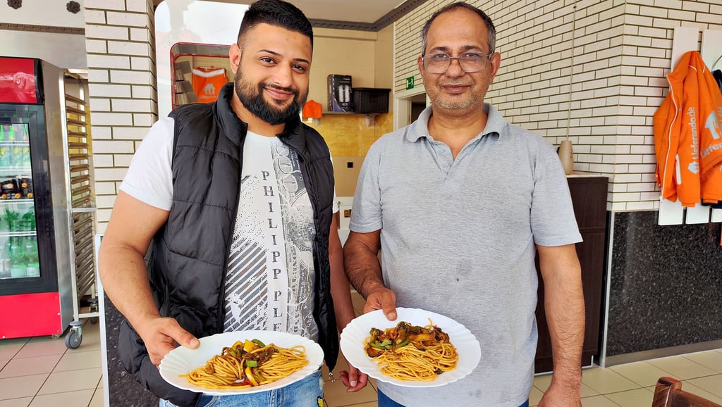 Temoor Ahmad (links) hat mit seinem Vater Wadood Ahmad in der Schönebecker Wilhelm-Hellge-Straße einen neuen Imbiss eröffnet, bei dem es neben Pasta-Gerichten außergewöhnliche Pizzen gibt.