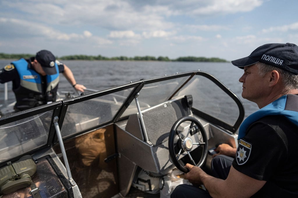 Polizisten bei der Patrouille im Bereich des Kachowka-Stausees am Fluss Dnipro.