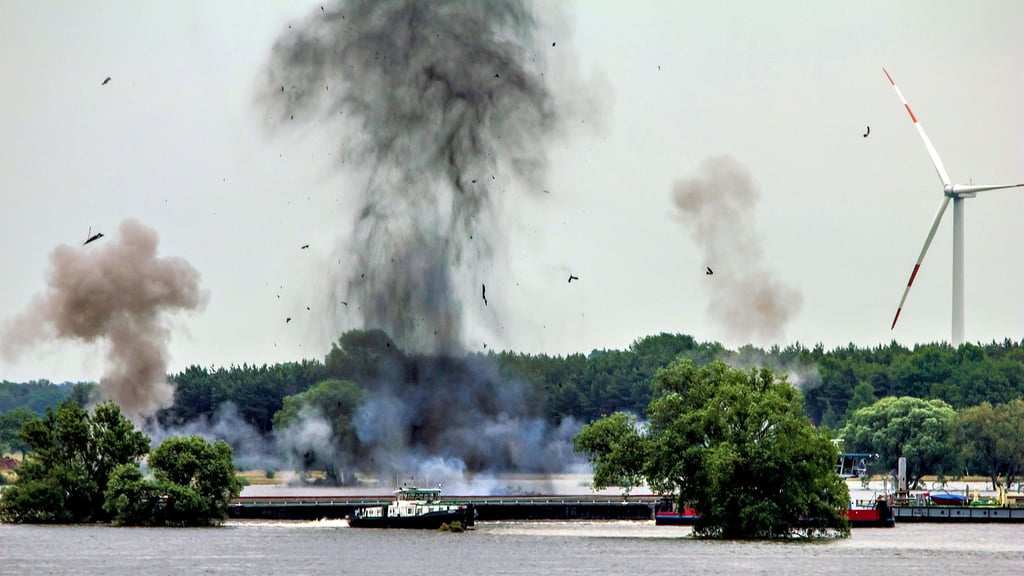 Die Sprengung der Schuten an der Deichbruchstelle von Fischbeck am 15. Juni 2013. Gefährlich, teuer und letztlich sinnlos, lautet die Kritik.