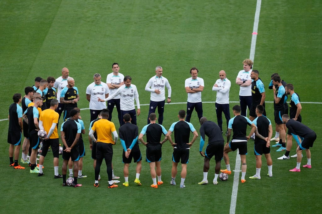 Cheftrainer Simone Inzaghi (M) will mit seinem Team „Inter-Geschichte“ schreiben.