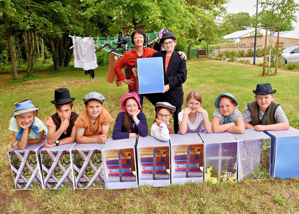 Theaterpädagogin Ulrike Lenz hat mit einer der „Shushu“-Gruppen das Stück „Die Abenteuer des Tom Sawyer“ nach Mark Twain vorbereitet.